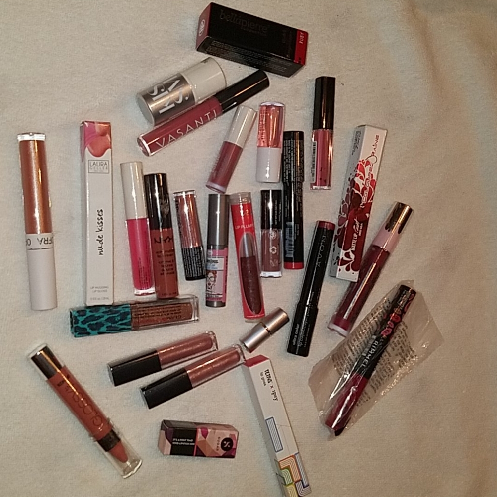 Lot of 28 lip gloss, balms, nudes, pinks, reds nwt